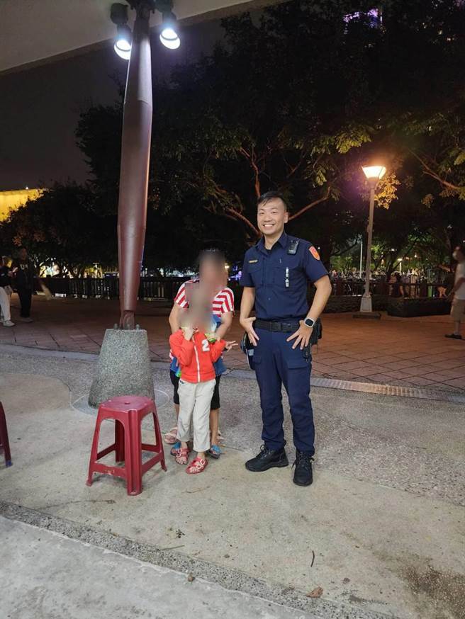 台中市警局第四分局员警李佳融，执行摇滚音乐节勤务时被民眾称讚「好像郑中基」。(警方提供)