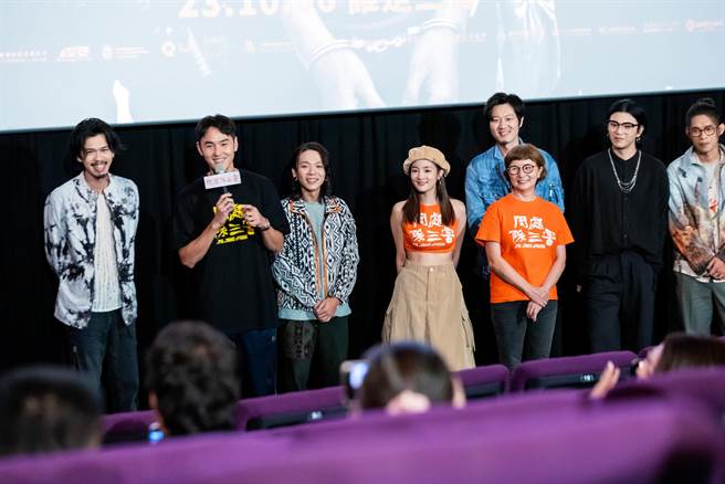 麋先生日前包场请粉丝看电影《周处除三害》，主演阮经天（左二）、王净和监制李烈出席映后。（相信音乐提供）