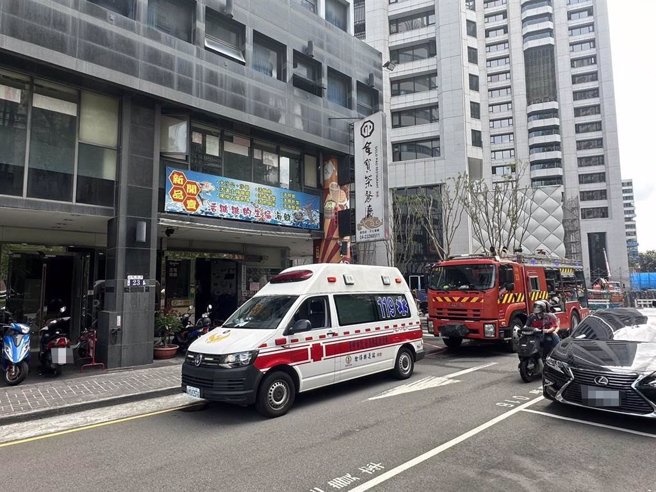 台中市科博馆旁知名店家金宝茶餐厅9日12时传出火警，警消立即出动到场救援。（民眾提供／冯惠宜台中传真）