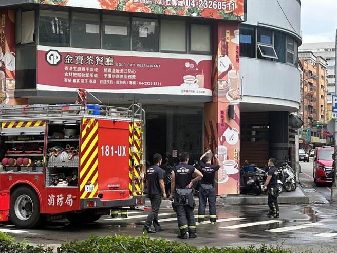 台中市科博馆旁知名店家金宝茶餐厅9日12时传出火警，警消立即出动到场救援。（民眾提供／冯惠宜台中传真）