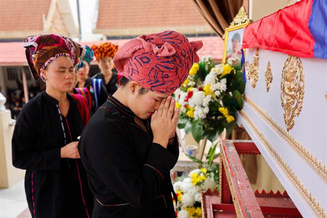 图为哀悼者在泰国暖武里府的一座寺庙，参加曼谷商场枪击事件中31岁的缅甸受害者莫敏（Moe Myint）的火葬仪式。（路透社）