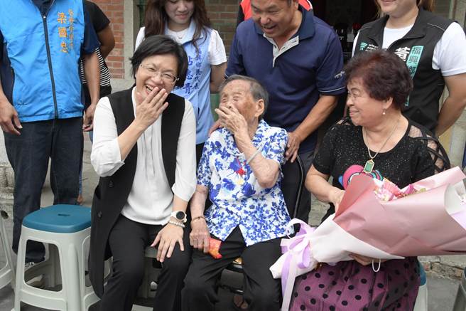 鄭蔡禮(右)阿嬤看到王惠美(左)來，還說一段笑話讓大家都跟著笑哈哈。(彰化縣政府提供／吳建輝彰化傳真)