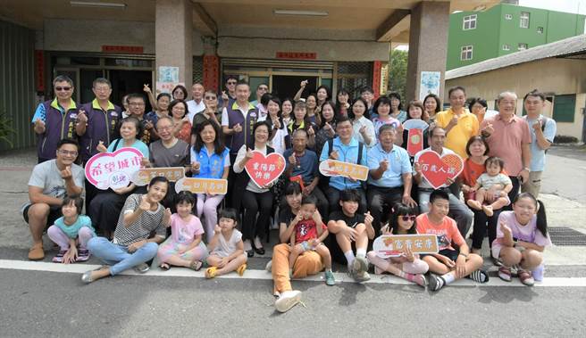 住鹿港鎮的人瑞王秋榮阿公，育有7位子女，其中１位兒子就是里長，就算百歲高齡的現在，每天還是可以自行騎著摩托車去種田。(彰化縣政府提供／吳建輝彰化傳真)