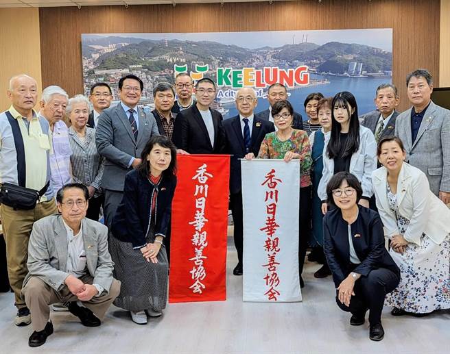 川日华亲善协会事务局长和田宪明（后排中右）率团拜会基隆市政府，基隆市长谢国梁（后排中左）表示，高松与基隆都是港口城市，希望未来能有更频繁、多元的交流活动。（张志康摄）