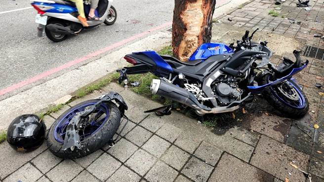 淡水发生一起机车骑士自撞车祸，衝撞力道大到后轮胎都掉落。（翻摄画面）