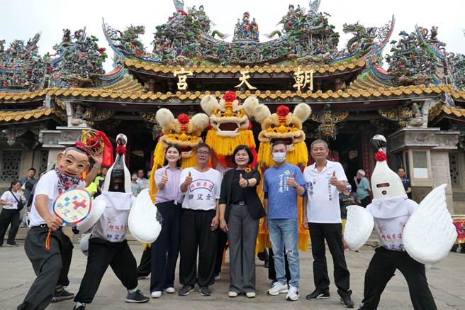 云林县北港老涂狮「白鹤狮阵」获邀双十国庆演出，云林县长张丽善（中）9日前往北港朝天宫为团员们加油打气。（张朝欣摄）