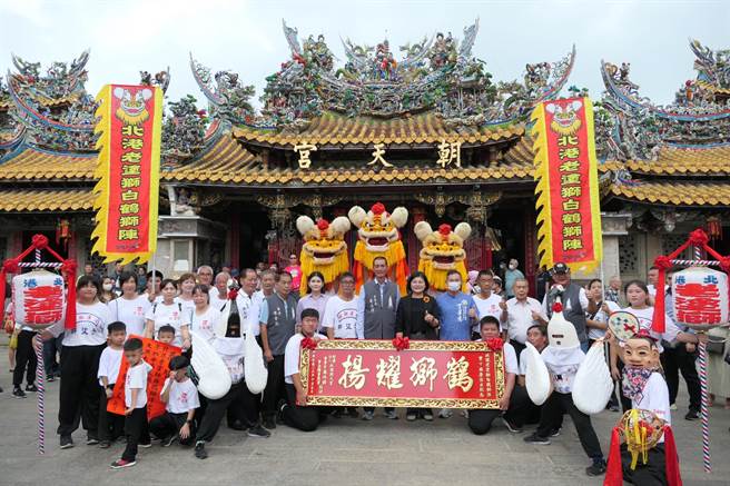 云林县北港老涂狮「白鹤狮阵」，今年首度获邀参与双十国庆演出，北港朝天宫9日致赠「鹤狮耀扬」匾额，并协助其永续传承。（张朝欣摄）