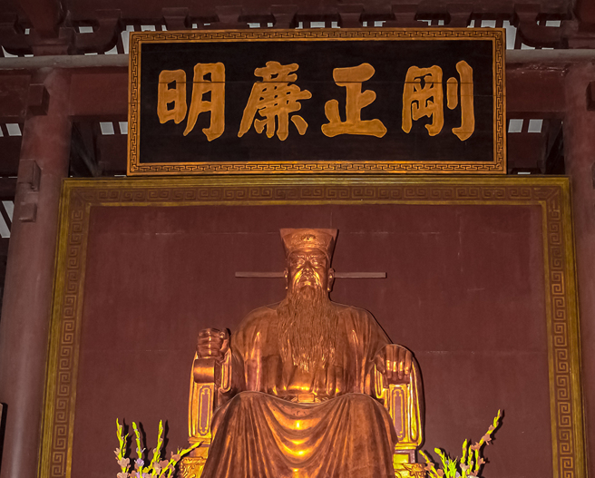 北宋时期的一块石碑上刻有「开封府尹」的名单，却不见包青天的名字，其实是因为他太受爱戴，名字被百姓摸到磨掉了。(示意图/达志影像)