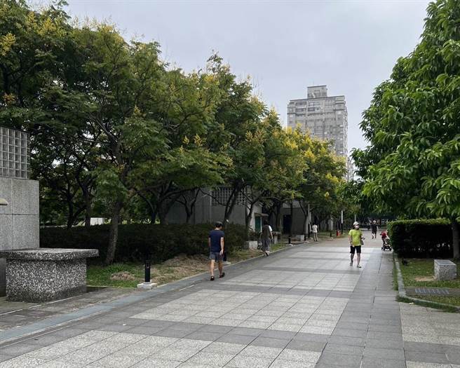 中和四號公園為雙和地區最大的公園，有「雙和之肺」的美譽，鄰近市區民眾便於走訪散步。（新北市景觀處提供）