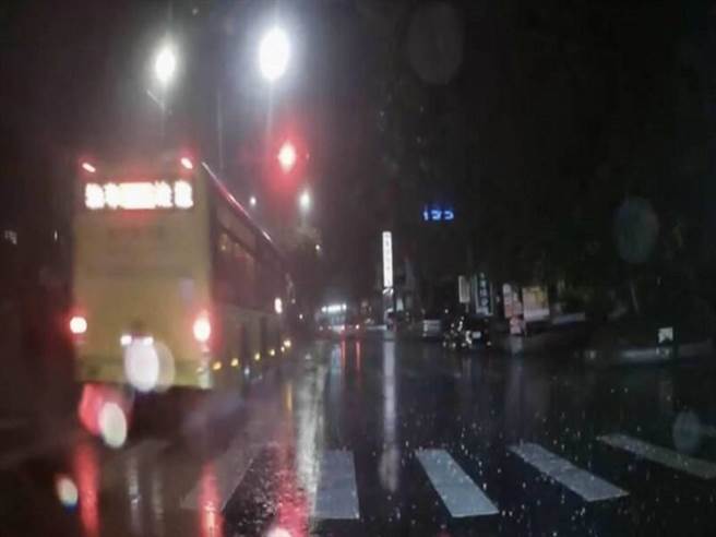 本月7日1辆彰化客运行经彰化县中山路二段一处路口时，疑似闯红灯，吓得一旁在停等红灯的轿车驾驶大骂「太夸张了」，气得他向彰化客运投诉。(民眾提供／吴建辉彰化传真)