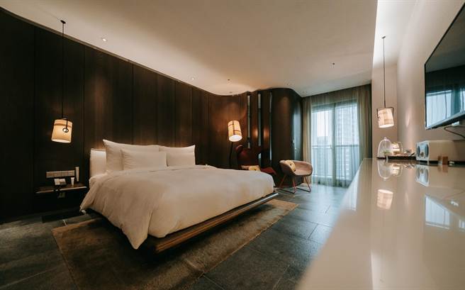 北投老爷与「双月食品社」联名推「汤×汤」住房专案，邀旅人泡好汤、喝养生鸡汤，每房每晚7900元起。(老爷酒店集团提供)