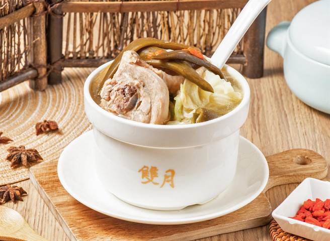 「汤╳汤」住房专案，入住北投老爷，早餐享有「双月」人气炖汤「阿甘剥皮辣椒炖鸡腿汤」1份。(老爷酒店集团提供)