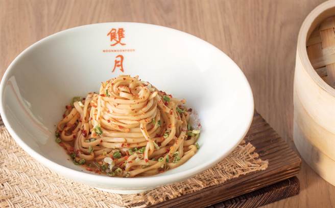 入住「汤╳汤」专案可享「双月」经典组合「爱恨椒芝麵」与爽口解腻的「乌美汁」，适合夜间解馋。(老爷酒店集团提供)