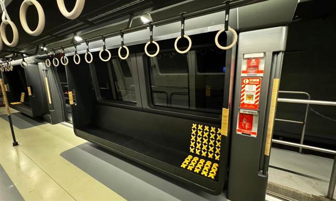 「环状线的移动美学」捷运主题列车，结合木工、编织、板金、玻璃、金属烤漆等工艺，改造车厢内部及外观等。（新北捷运公司提供／蔡亚桦新北传真）