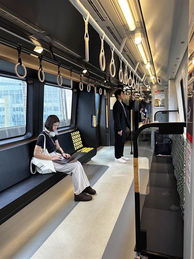 「环状线的移动美学」捷运主题列车，结合木工、编织、板金、玻璃、金属烤漆等工艺，改造车厢内部及外观等。（新北捷运公司提供／蔡亚桦新北传真）