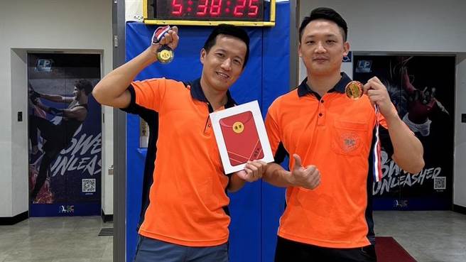 台南市消防局第二大队官田分队队员姜世聪（左）、麻豆分队队员蔡承翰（右），今年组队参加「全国呼吸道插管暨CPR＋AED竞赛」，获得优等殊荣。（台南市消防局第二大队提供／张毓翎台南传真）