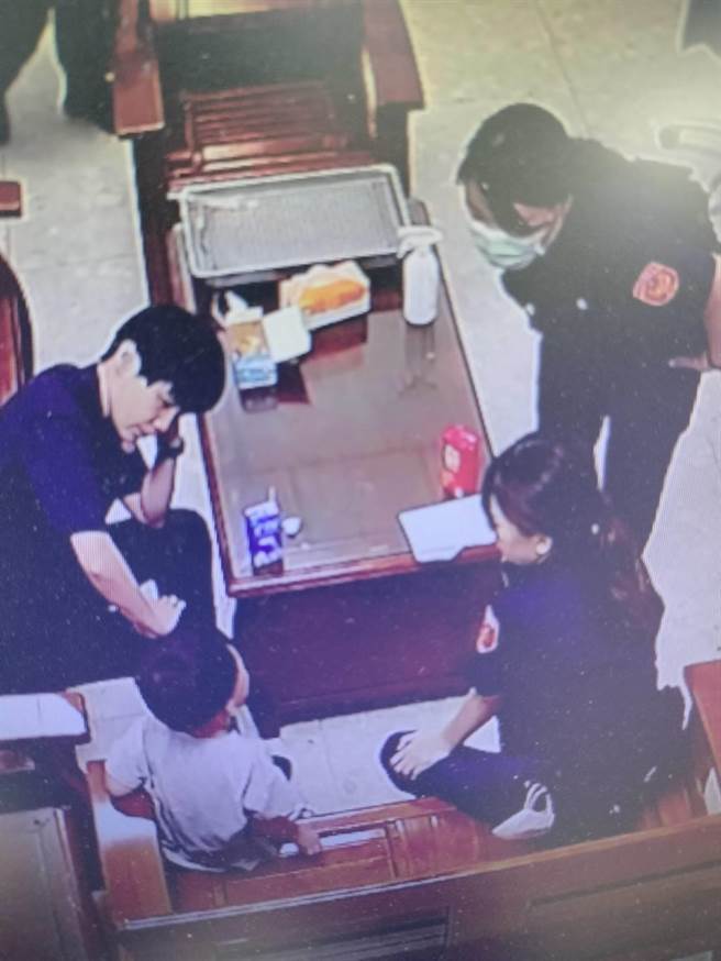 3岁男童在南投茶博会中走失哭着找妈妈，中兴警分局警察姊姊耐心陪伴还帮他找到妈妈。中兴警分局提供