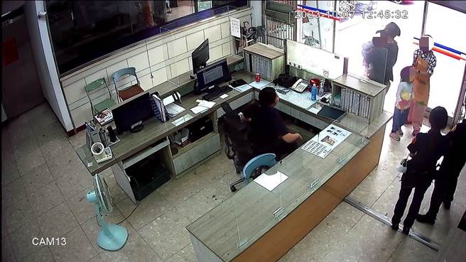 忙着在茶博会中卖茶的母亲听到广播才知道儿子走失，赶紧到警察局认领宝贝儿子并感谢员警帮忙。中兴警分局提供