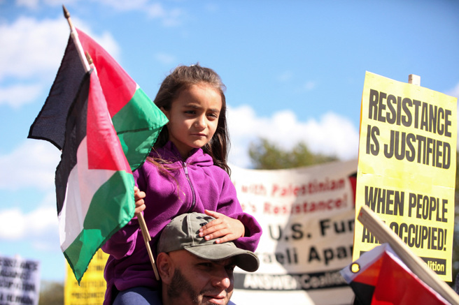 紐約、洛杉磯、邁阿密和休士頓在內的美國多個城市，均加強了猶太會堂周邊的維安措施。約1000名示威者今天聚集在紐約曼哈頓（Manhattan）聲援巴勒斯坦人，另有數百名以色列支持者發動反制示威。(圖/ 路透社)