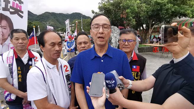 针对民眾党总统餐璇人柯文哲提推动内阁制，国民党主席朱立伦(中)说，国民党重返执政恢復双首长制。(吕筱蝉摄)