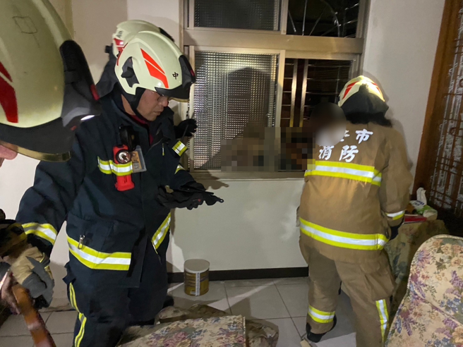 金姓男子不慎坠楼，幸好「雨遮」救了他一命。（警方提供）