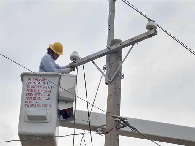 立委蔡易余表示，针对辛苦的台电基层同仁，他将呼吁行政院明年度要调整公务人员加薪4％，一定要一併考虑到国营事业。（台电提供∕吕妍庭嘉义传真）