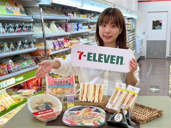 7-11「经典台味系列」以多项亲民价格鲜食商品满足全时段用餐需求，包括「经典大乾麵」69元、「台式马卡龙」49元。（7-11提供／朱世凯台北传真）
