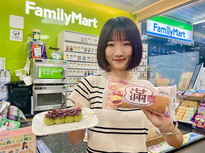全家「minimore抹茶红豆糰子」（左）35元、「大纳言红豆奶油满馅麵包」39元。（全家提供／朱世凯台北传真）