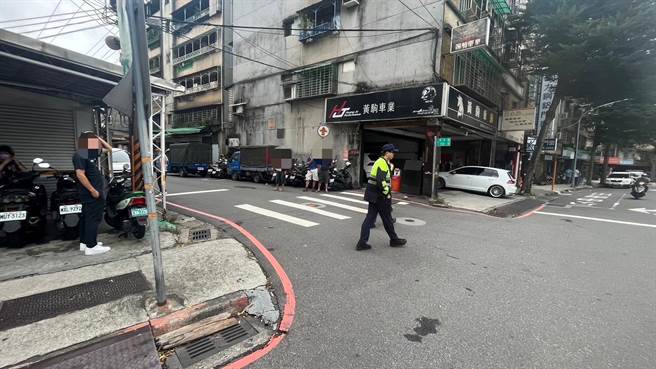 单姓男子9日下午于新店宝中路，不明原因持刀追砍34岁刘姓男子。（新店警分局提供）