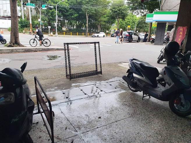 刘男今午步行经过新店宝中路，突遭单男持水果刀袭击。（新店警分局提供）