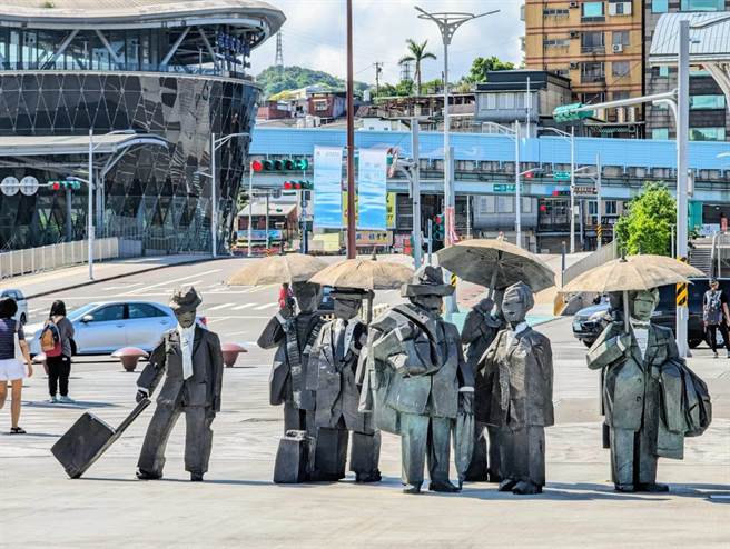 基隆市政府证实，国门广场上向朱铭美术馆借展的《绅士》系列雕塑（如图），将于10月13日撤展。（张志康摄）