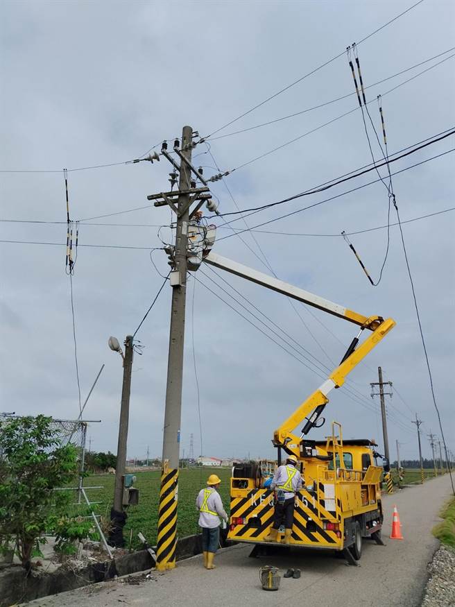 小犬颱风来袭，强烈风力与盐尘害造成云林县大停电，累计曾停电户数逾8万，经台电公司5天漏夜抢修，9日下午5点全数復电。（台电云林区处提供／张朝欣云林传真）