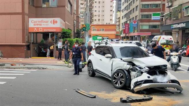 小货车与休旅车撞击后，失控衝上人行道波及1名行人，司机受困变形车体内被救出，5个人受伤送医。（翻摄画面）