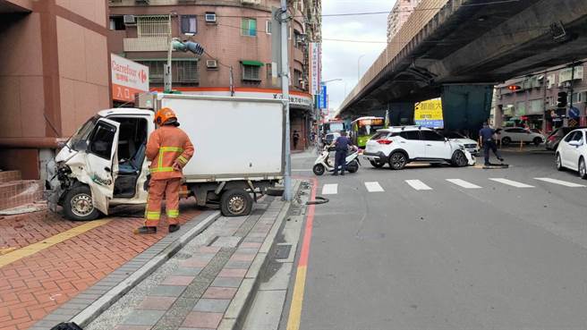 小货车与休旅车撞击后，失控衝上人行道波及1名行人，司机受困变形车体内被救出，5个人受伤送医。（翻摄画面）