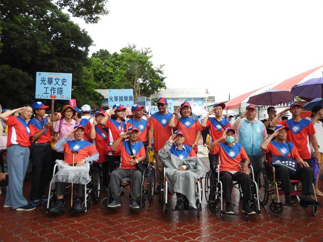 花莲县吉安乡庆祝双十国庆，今天下午举办踩街活动，5位平均年龄高达95岁的荣民老伯伯，儘管行动不便，仍坚持穿着国旗上衣参加游行，庆祝国家生日。（罗亦晽摄）
