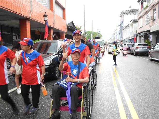 花莲县吉安乡庆祝双十国庆，今天下午举办踩街活动，5位平均年龄高达95岁的荣民老伯伯，儘管行动不便，仍坚持穿着国旗上衣参加游行，庆祝国家生日。（罗亦晽摄）