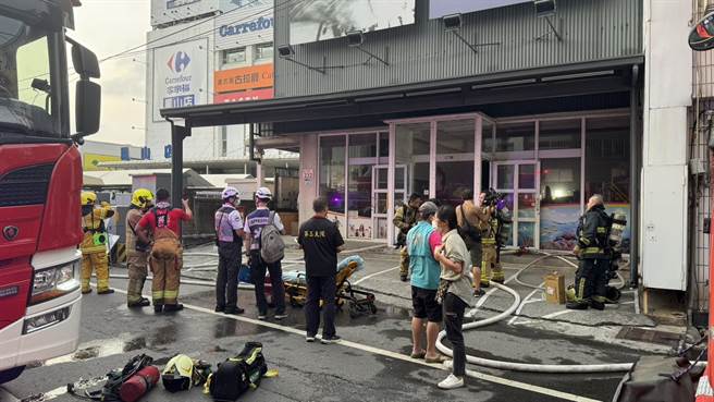 高雄凤山区中山西路家乐福旁水族馆惊传火警，有一名员工一度受困三楼，已由消防队员带出送医。（民眾提供／任义宇高雄传真）