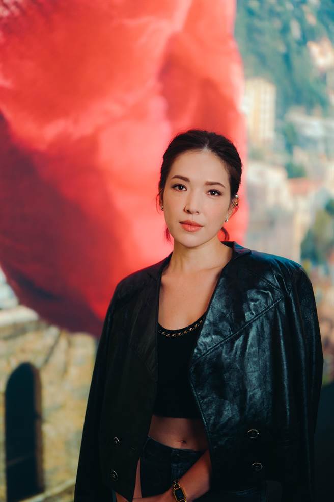 許瑋甯現身香奈兒巴黎大秀時，靠CHANEL彩妝加持，女神氣場表露無遺。（CHANEL提供／黃唯淯台北提供）