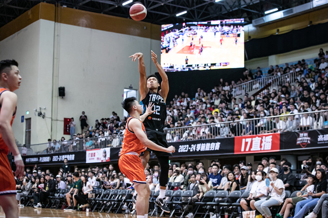 林志傑（後）出手投籃。（PLG提供）