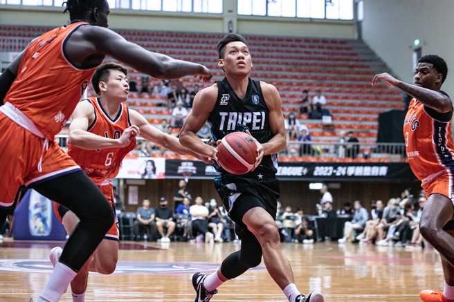 林志傑（中）持球切入，領航猿3名球員趕緊趨前防守。（PLG提供）