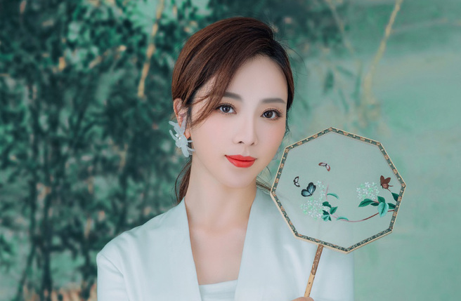 央视美女主持人李思思宣布离职。（图／微博）