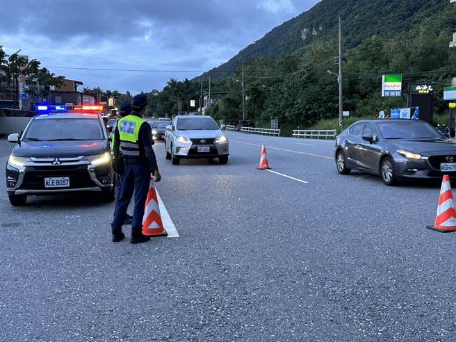 蘇花路廊花蓮往宜蘭北上車潮今天午後湧現，每小時交通量約900至1100輛，整體交通量較去年國慶假期同時段增加逾5成。（新城警分局提供／羅亦晽花蓮傳真）