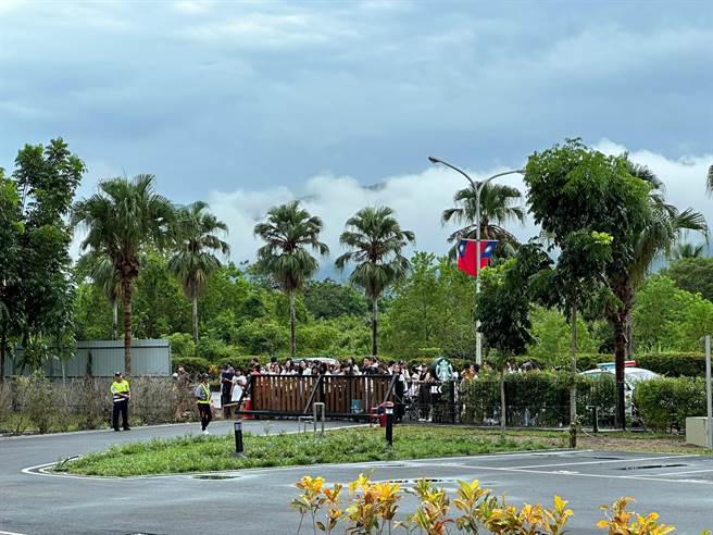 國慶連假期間，花蓮理想大地渡假飯店a2水岸園區湧入大批朝聖人潮，甚至還有遊客早上6點就在園區門口排隊等候入場。（理想大地渡假飯店a2水岸園區提供／羅亦晽花蓮傳真）