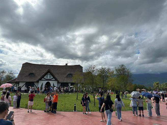 國慶連假期間，花蓮理想大地渡假飯店a2水岸園區湧入大批朝聖人潮。（理想大地渡假飯店a2水岸園區提供／羅亦晽花蓮傳真）