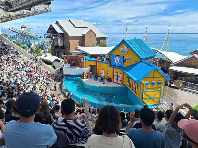 國慶連假期間，遠雄海洋公園連假前3天入園人次均破萬，遊客多到人擠人。（遠雄海洋公園提供／羅亦晽花蓮傳真）