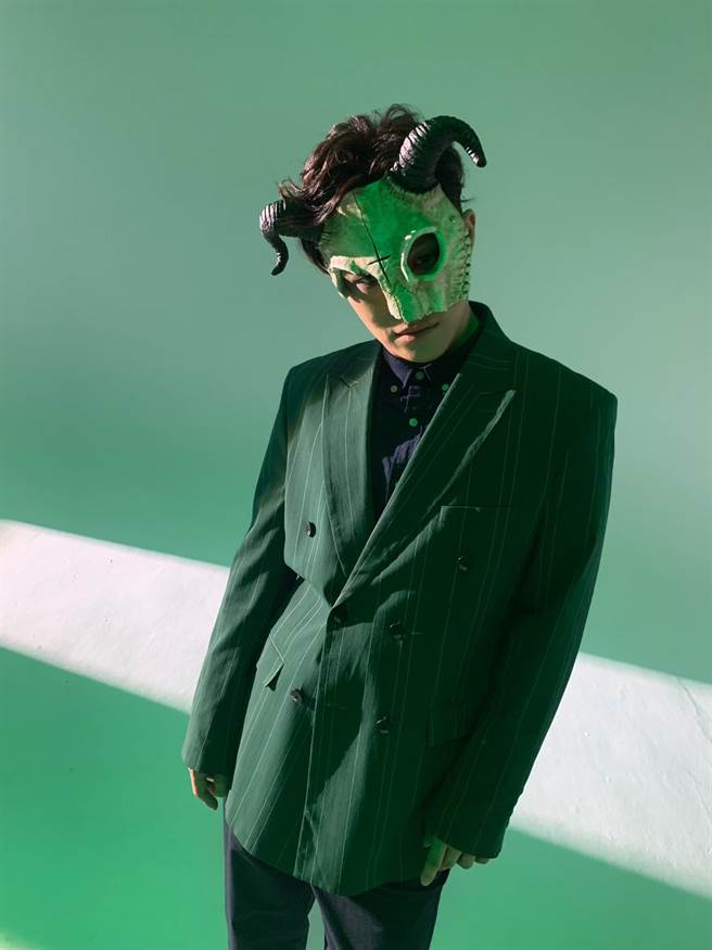 葉秉桓在MV裡戴著羊頭面具。（首符娛樂提供）