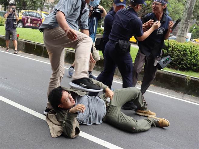 2023年10月9日台北市／网站指控员警用脚踹民眾。（翻摄自公民行动影音纪录资料库）