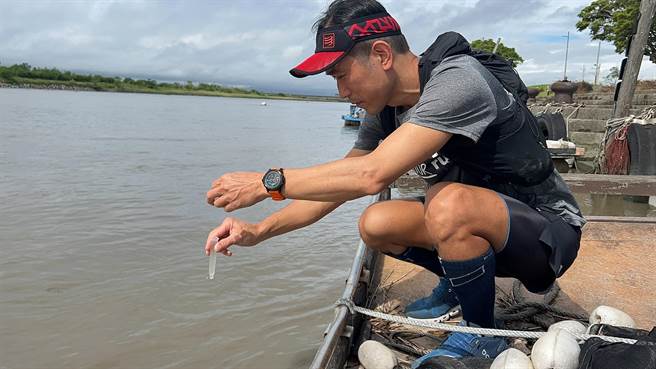 跑者们先至兰阳出海口取水带身上。（猴子兵团提供／吴佩蓉宜兰传真）