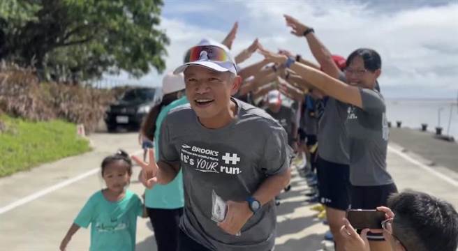 跑者们钻过人体拱桥，浩浩荡荡出发。（猴子兵团提供／吴佩蓉宜兰传真）
