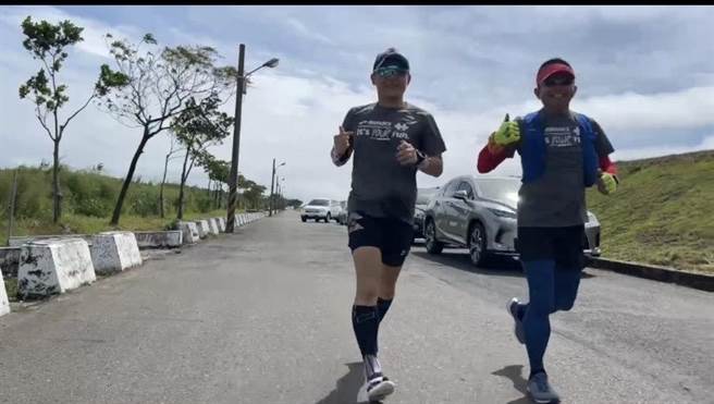 跑者们浩浩荡荡的出发。（猴子兵团提供／吴佩蓉宜兰传真）